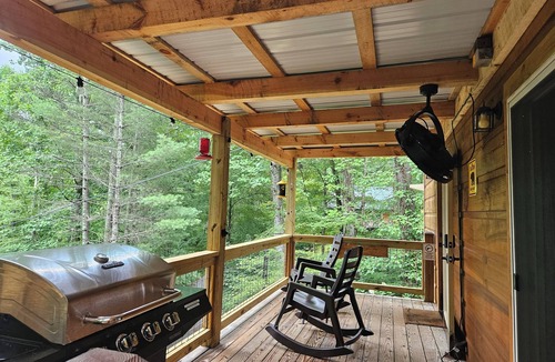 Franklin Cabin | Cedar Bear Cabin - Cozy Mountain View Couples Retreat