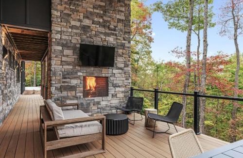 Brevard House | Cedar Mountain - Mountain Views, Hot Tub & Fire Pit