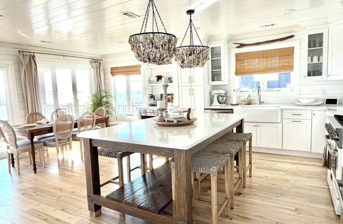 Newport House | Cedar & Salt Cottage -Waterfront, Dock Views, Sleeps 6 -Mins to Beach Newport 🤎