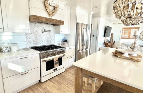 Newport House | Cedar & Salt Cottage -Waterfront, Dock Views, Sleeps 6 -Mins to Beach Newport 🤎