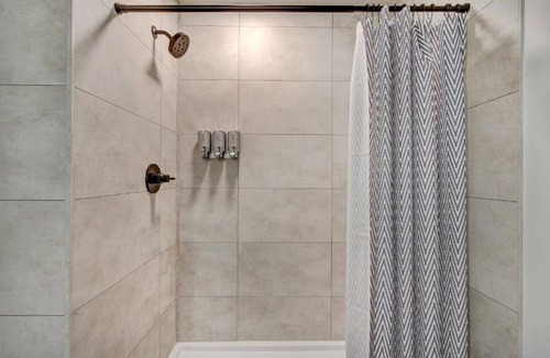 Silverthorne Hotel | Central Base for Your Colorado Adventure Awaits! Pets Allowed, Parking!