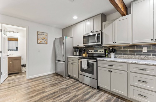 Festus Apartment | Central Festus Studio Apartment. Private Parking-Gigabit Wifi-Full Size Kitchen.