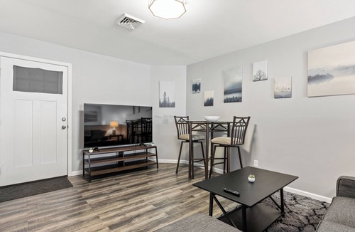 Festus Apartment | Central Festus Studio Apartment. Private Parking-Gigabit Wifi-Full Size Kitchen.