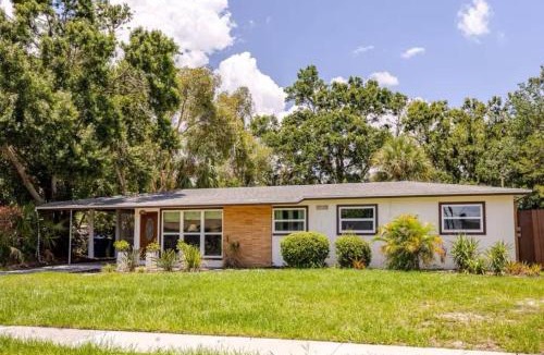 Sun Bay South House | Central Tampa Contractor Base Private Room Shared Spaces