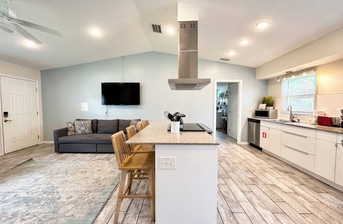Magnolia Heights House | Central to Downtown St Pete, Trop, Beaches & Tampa - Fabulous location!
