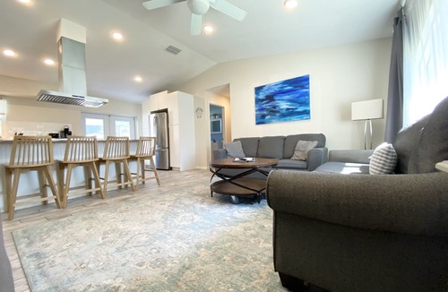 Magnolia Heights House | Central to Downtown St Pete, Trop, Beaches & Tampa - Fabulous location!