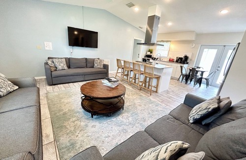 Magnolia Heights House | Central to Downtown St Pete, Trop, Beaches & Tampa - Fabulous location!