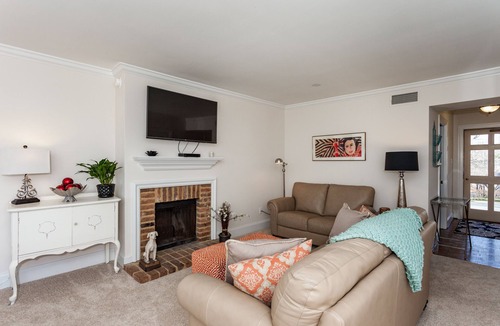 University Park House | Centrally Located Mins to Downtown Raleigh -2BR-2.5 BA Sleeps 4