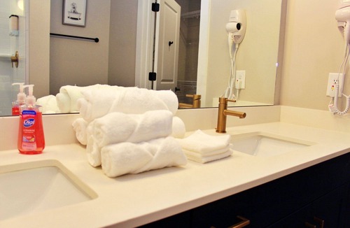 Summerhill Apartment | Centrally Located Modern Apartment Downtown w/min Travel Times to Popular Places
