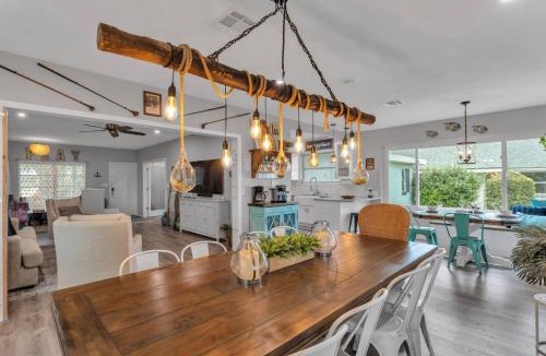 Winter Haven House | Chain of Lakes - Sunrise on Lake Idylwild - Tiki Bar, Dock & Kayaks - Legoland