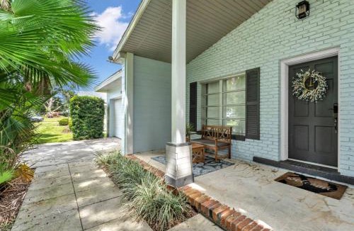 Winter Haven House | Chain of Lakes - Sunrise on Lake Idylwild - Tiki Bar, Dock & Kayaks - Legoland
