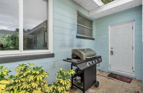 Winter Haven House | Chain of Lakes - Sunrise on Lake Idylwild - Tiki Bar, Dock & Kayaks - Legoland