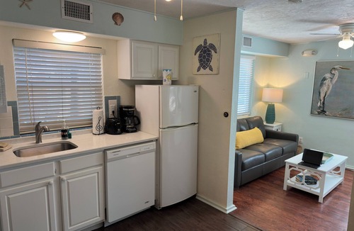 Bay Esplanade Apartment | Charming 1-Bedroom Apartment Just Steps From Beautiful Clearwater Beach