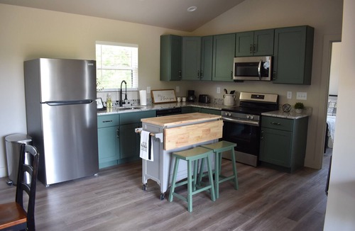 Seneca House | Charming 1-bedroom farmhouse in marvelous Seneca with WiFi, AC