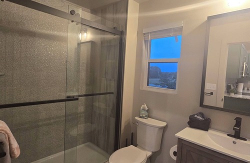 Seneca House | Charming 1-bedroom farmhouse in marvelous Seneca with WiFi, AC
