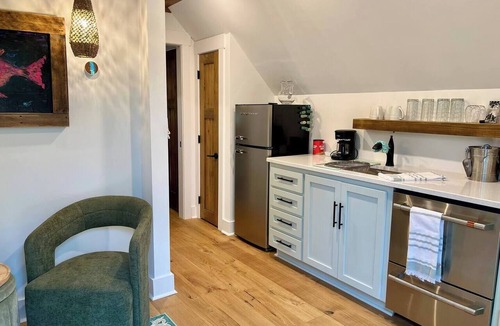 Seneca Apartment | Charming 1-bedroom garage apartment with AC in Seneca