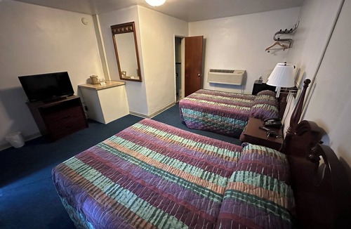 Four Oaks Resort | Charming 1-bedroom Lodge room with AC in Four Oaks
