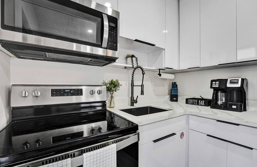 South Middle River Apartment | Charming 2-bedroom apartment with WiFi, AC in welcoming Fort Lauderdale