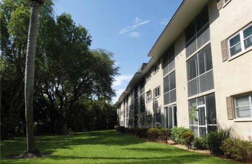 Lely Golf Estates Condo | Charming 2-bedroom, 2 bathroom condo with WiFi, AC in South Naples with lanai