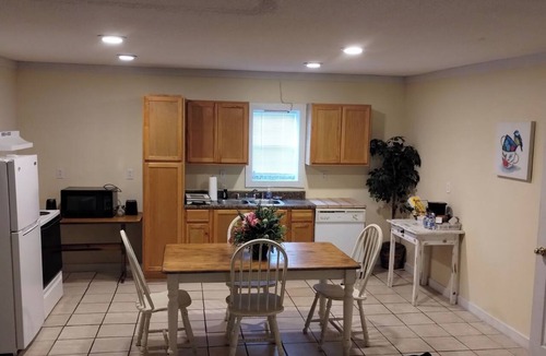 Cochran Apartment | Charming 2-bedroom apartment with WiFi, AC in peaceful Cochran