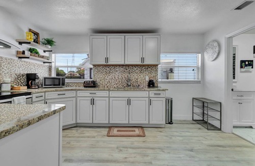 Deltona Lakes Apartment | Charming 2-bedroom apartment in lovely DeBary with AC, WiFi