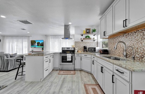 Deltona Lakes Apartment | Charming 2-bedroom apartment in lovely DeBary with AC, WiFi