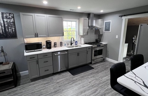 Selma House | Charming 2-bedroom bungalow in Smithfield with AC, WiFi, washer and dryer