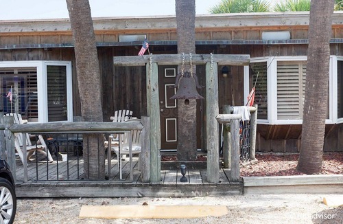 Central Beach Hotel | Charming 2-bedroom hotel room in Vero Beach overlooking the pooln