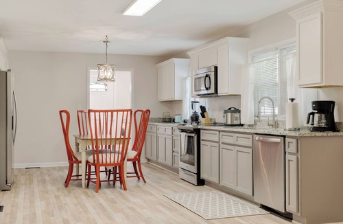 Powdersville House | Charming 2-bedroom house with King Bed, WiFi, AC, close to Clemson, large yard.