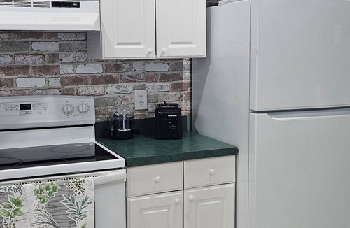 Bearss Plaza House | Charming 2-bedroom house with AC, WiFi in peaceful Lutz
