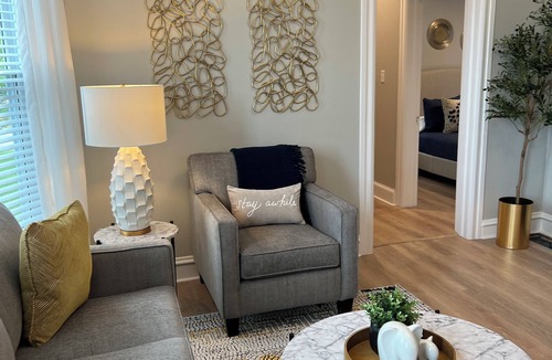 Quincy House | Charming 2-bedroom house close to Quincy University and Blessing hospital