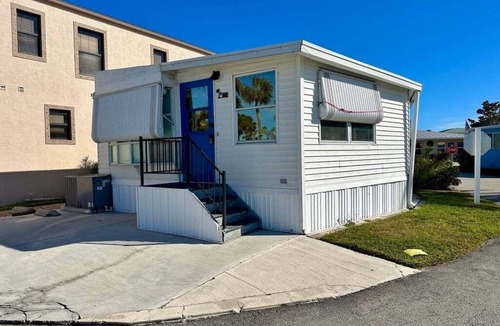 Nettles Island House | Charming 2-bedroom, 2-bathroom home is located on Nettles Island