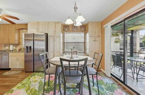 Weeki Wachee Gardens House | Charming 2-bedroom house in superb weeki wachee with WiFi, AC