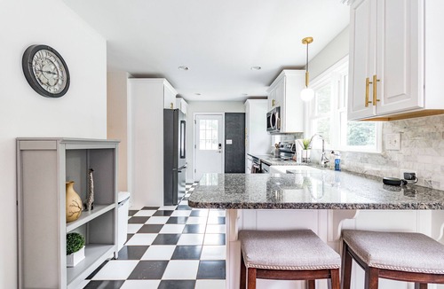 Raleigh House | Charming 2BR Cabin in Raleigh - starts at 3.5k/month