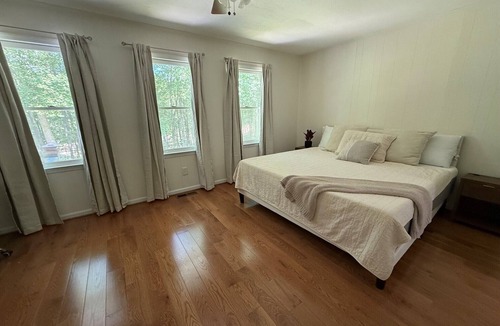 Martin House | Charming 3-bedroom country lake house in Martin with AC