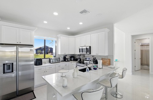 Mariner House | Charming 3-bedroom house with fitness room, WiFi in Tranquil Cape Coral