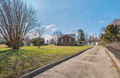 Petersburg House | Charming 3-bedroom house with AC and big yard in Petersburg,VA