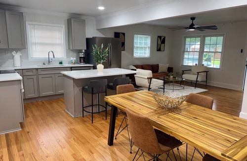 Sheffield Park House | Charming 3-bedroom house with WiFi and AC in Charlotte