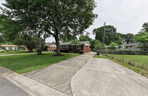 Sheffield Park House | Charming 3-bedroom house with WiFi and AC in Charlotte