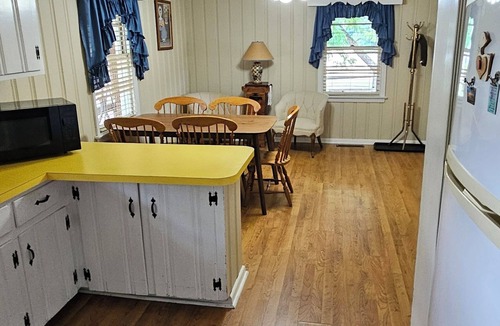 Rosewood House | Charming 3-bedroom house with AC and WiFi in wonderful Goldsboro/Rosewood area.