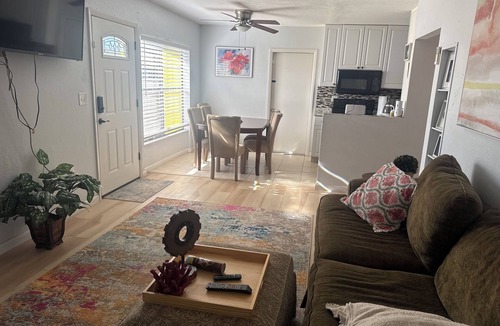 Tropic House | Charming 3-bedroom house in wonderful Melbourne with WiFi, AC