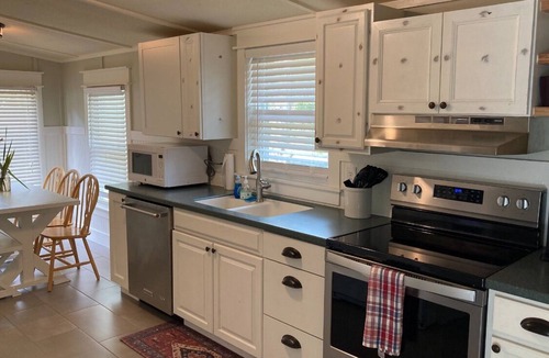 Burton House | Charming 3 Bedroom Home Beaufort SC Close to Downtown and Parris Island Sleeps 8