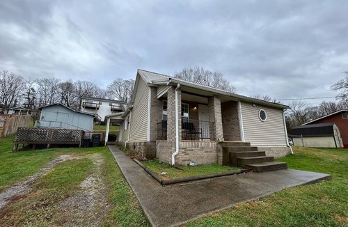 Corbin House | Charming 3-bedroom house in delightful Corbin Sleeps 6