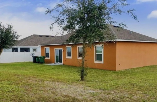 Haines City House | Charming 3-bedroom house with AC in peaceful neighborhood, minutes from Disney!