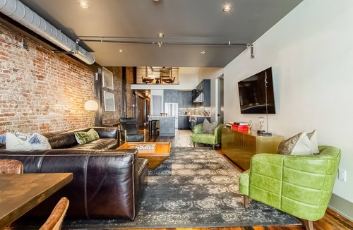 Arts District Apartment | Charming 4 bedroom loft with wet bar, central AC & full kitchen