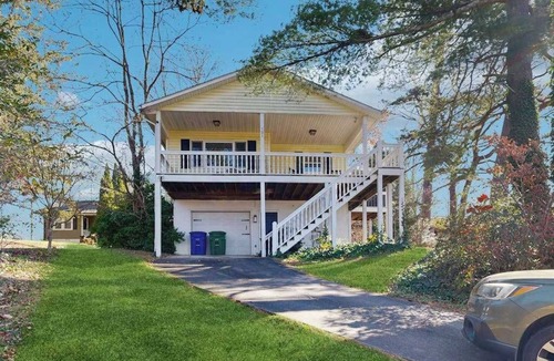 Royal Pines House | Charming 4BR retreat with Full Kitchen, Wifi and Patio | Pet-friendly
