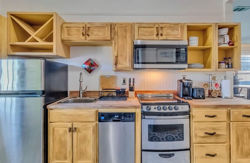 Savannah Victorian District House | Charming 4BR Townhouse w/Porches In Historic District Walk to Forsyth Park