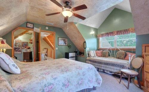 Lake Helen House | Charming Antiques-Themed Inn Room with Lake Access, Located Near Lake Helen, Florida