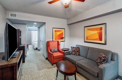 National Hills Hotel | Charming Audacious Augusta Room