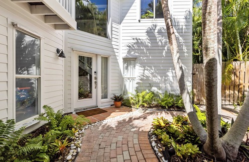 Summerplace Cottage | Charming Beach Cottage, 100 Steps to the Beach. Pet friendly. King Bed.